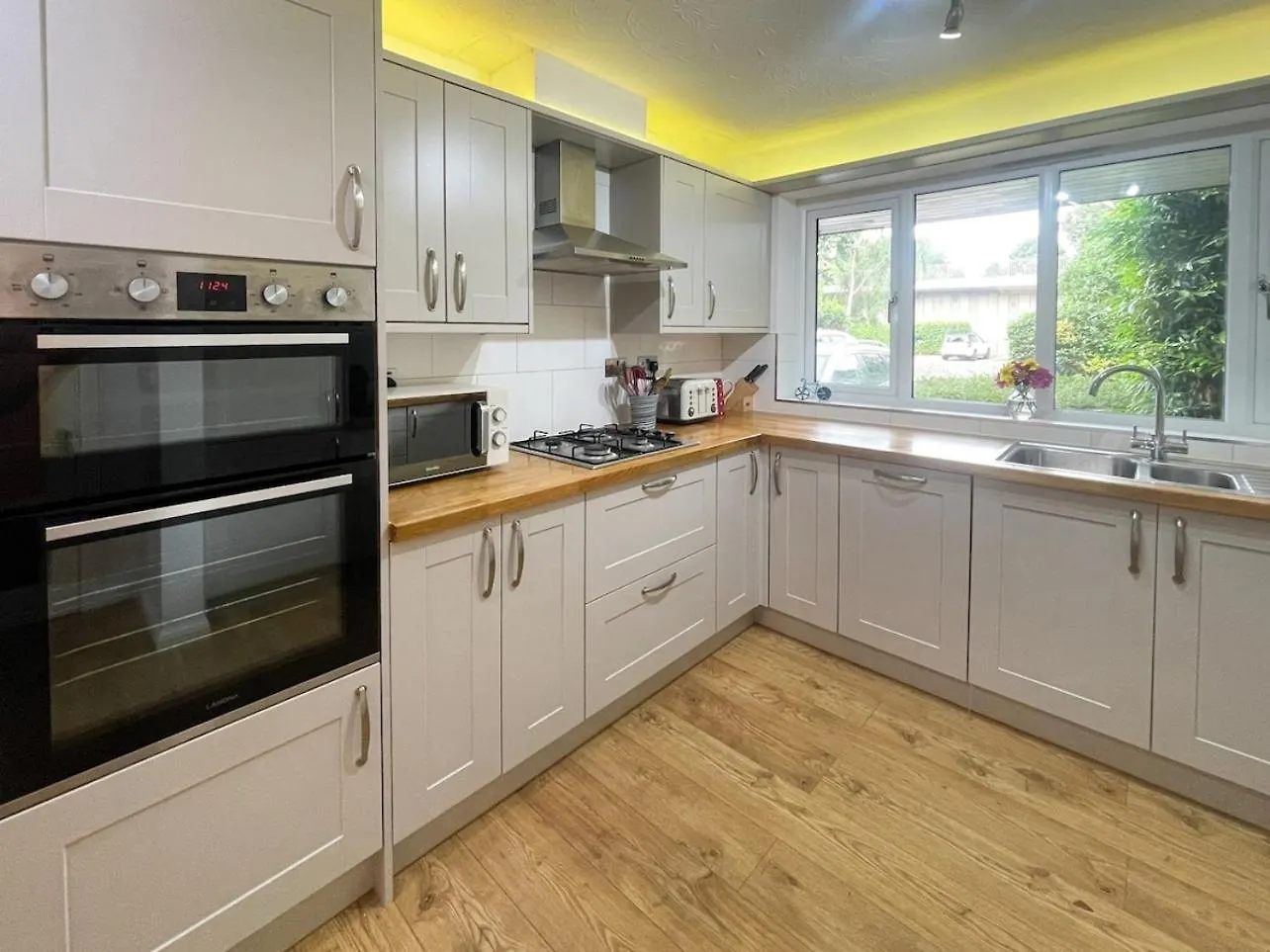 Amazing City Location-Close To River- Large Home - Cambridge Homehost
